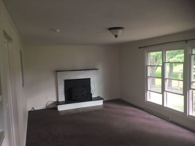 Building Photo - Single Family 3 BR, 2 Bath Rental House in...