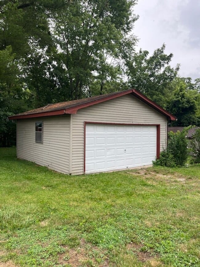 Building Photo - Charming 2-Bedroom Home Near Switchyard Pa...