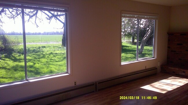 Building Photo - Quiet Country Home