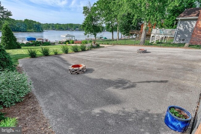 Building Photo - 366 Lake Meade Dr