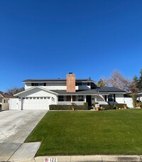 Building Photo - Stunning Modern Home!