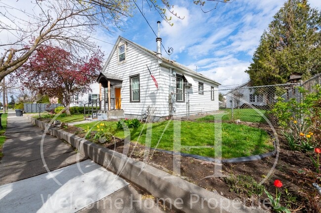 Building Photo - Charming Walla Walla Home with Gas Fireplace, Backyard Patio, and Off-Street Parking!
