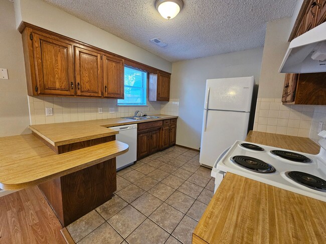 Building Photo - 4502 Garden Center Dr