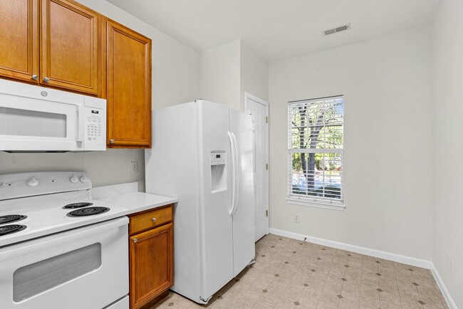Building Photo - Beautiful 3 Bedroom 2.5 Bathroom Townhome ...
