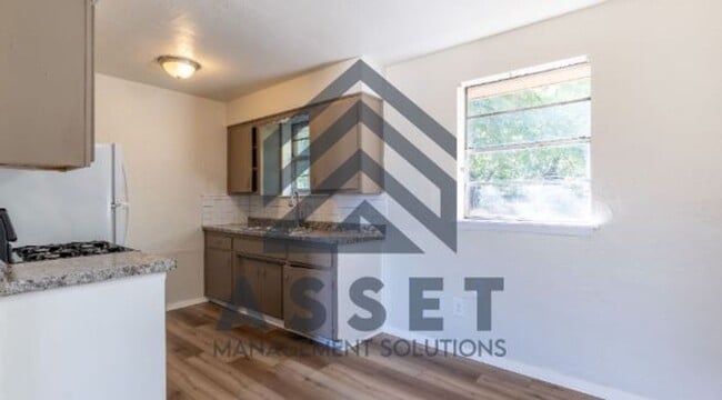 Building Photo - 4 Bedroom Available for Lease & Rent to Own!