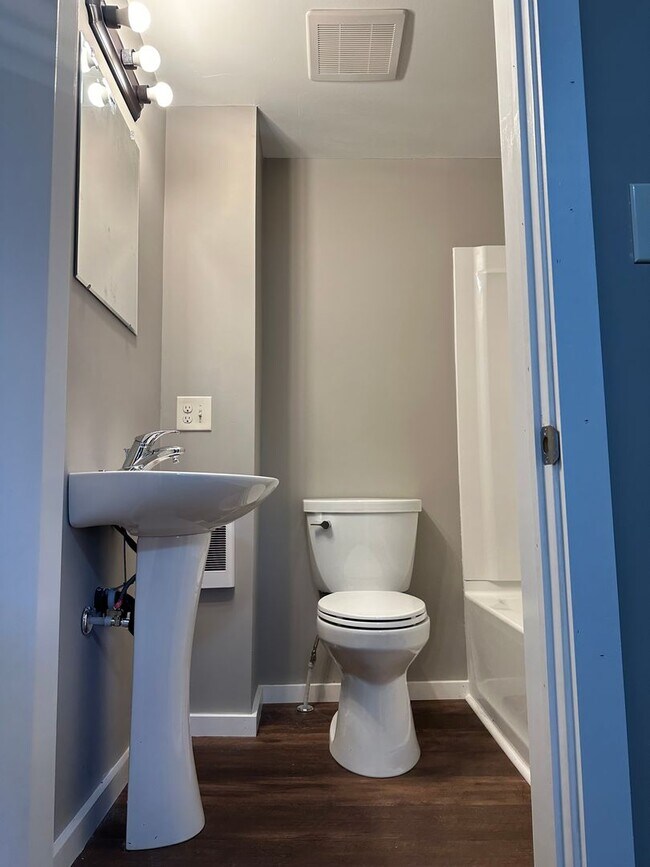 Building Photo - 43 Brainard Pl