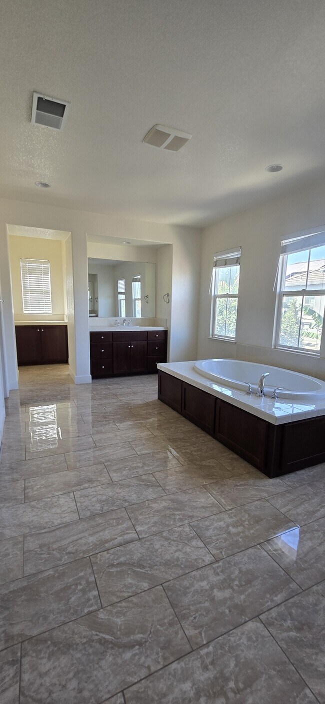 Building Photo - Elegant 4 Bedroom 4 Bath Mountain House So...