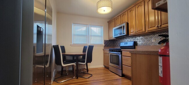 New convection oven new refrigerator beautiful hardwood floors - 155 Atlantic Ave