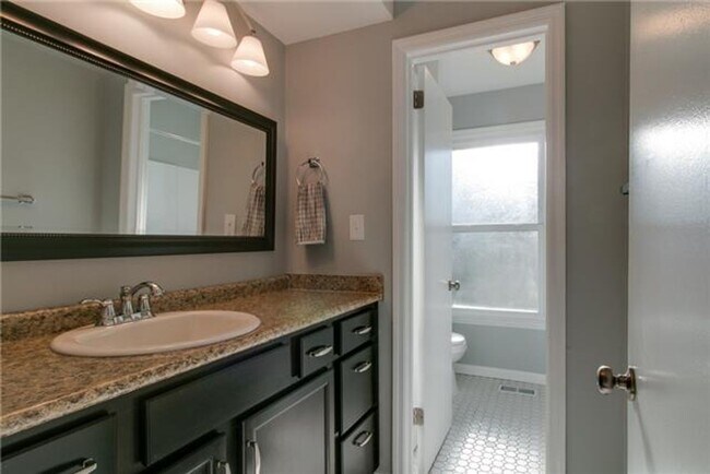 Building Photo - For Rent – Spacious 4 Bedroom Home Near Fo...