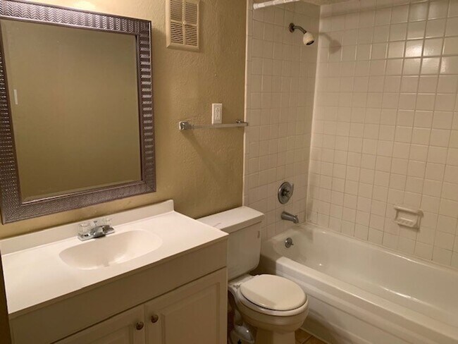 Building Photo - 1BD/1BA Townhouse located on the Germantow...