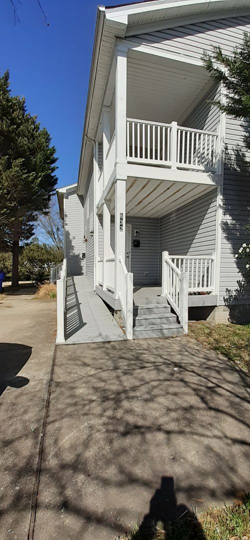 Building Photo - 832 W 38th St
