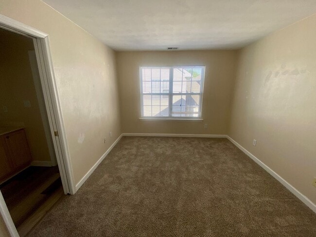 Building Photo - Spacious 4-Bedroom End-Unit Condo in Virgi...