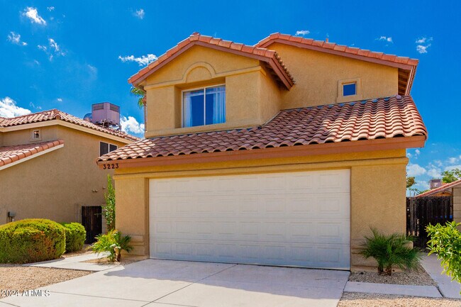 Building Photo - 3223 E Poinsettia Dr