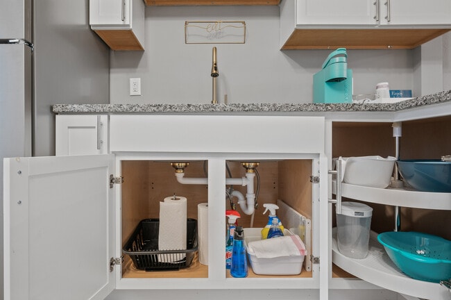 Building Photo - 248 Ruth St N