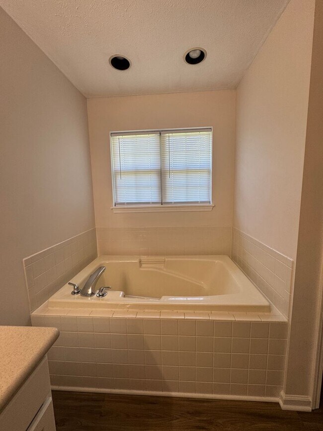 Building Photo - 9847 Cranberry Cir