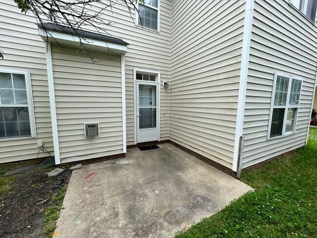 Building Photo - Large 3 bedroom home near downtown Raleigh!