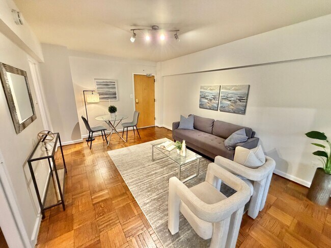 Building Photo - FREE RENT!  Unique Studio in Foggy Bottom with Solarium Near GW University and Hospital. An Excep...