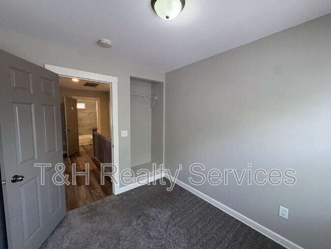 Building Photo - 639 N Gray St