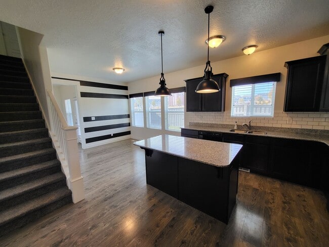 Building Photo - Single Family Home Eagle Mountain