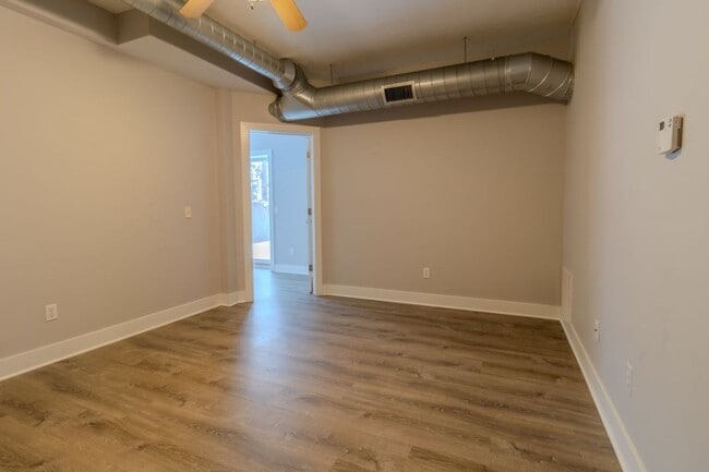 Building Photo - 933 E Front St