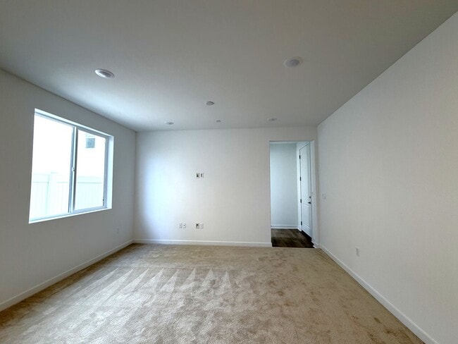 Building Photo - Brand New Construction in River Terrace Development!