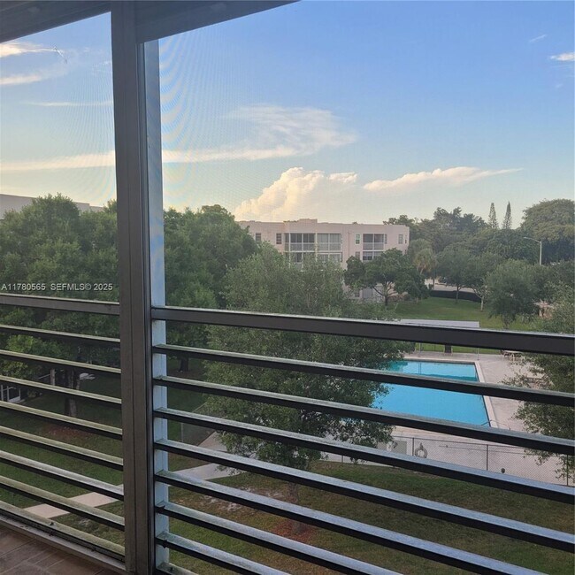 Building Photo - 1920 Sabal Palm Dr