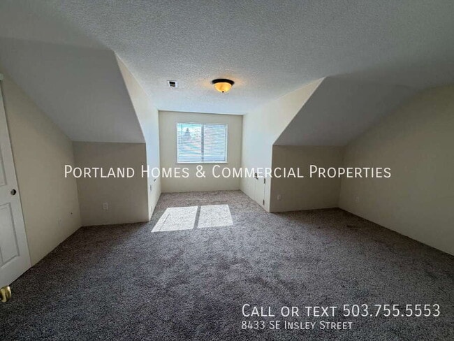 Building Photo - 8433 SE Insley St
