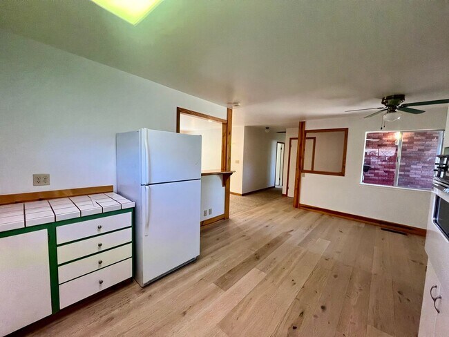 Building Photo - Charming 3 Bedroom 2 Bath home with large ...