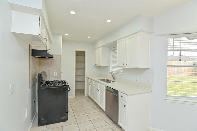 Building Photo - 11819 S Perry Ave