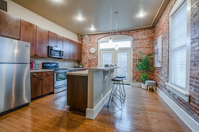 Building Photo - 612 Center St