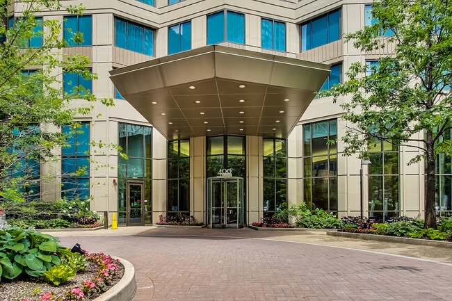 Building Photo - 400 N La Salle Dr