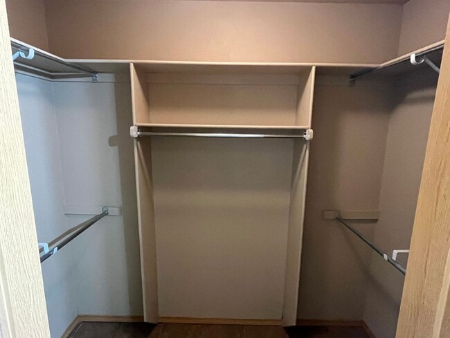 Building Photo - 1528 E 11th Cove