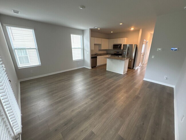 Building Photo - Beautiful 3BR/2.5BA Townhome in a Prime Lo...