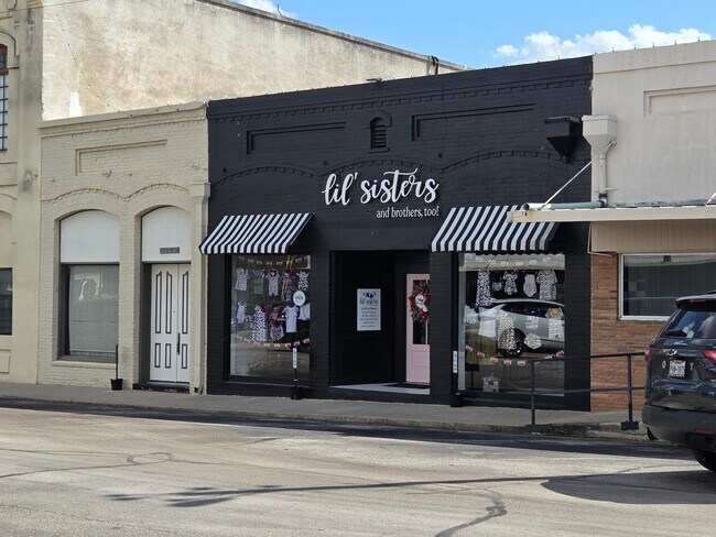 Building Photo - Floresville 3rd St Apartments