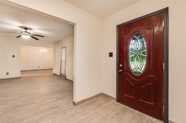 Building Photo - 2004 Sleepy Hollow Dr