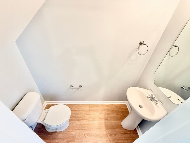 Building Photo - Beautiful 2 Bed 2.5 Bath townhome located ...