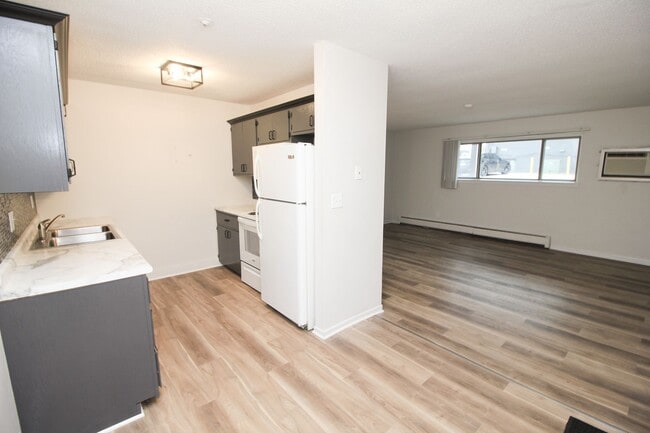 Building Photo - Renovated 2 Bed 1 Bath Apartment