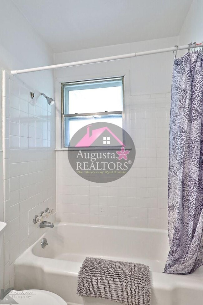 Building Photo - 3 Bedroom With Fresh Updates!