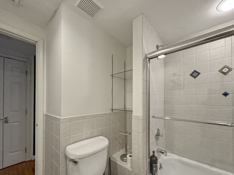 Building Photo - 1715 Schubert Aly