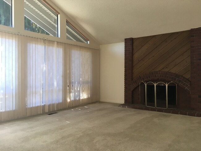Building Photo - Great 4BR 2.5BA Split Entry Home in Quiet Forest Park Neighborhood