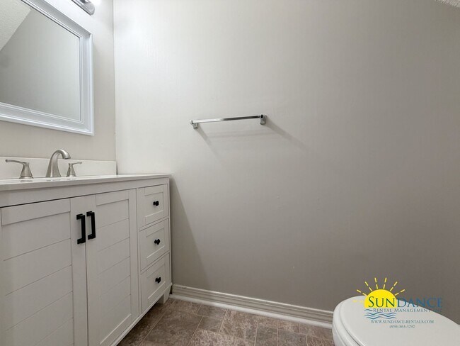Building Photo - Newly Renovated 3 Bedroom Townhouse in Fort Walton Beach!