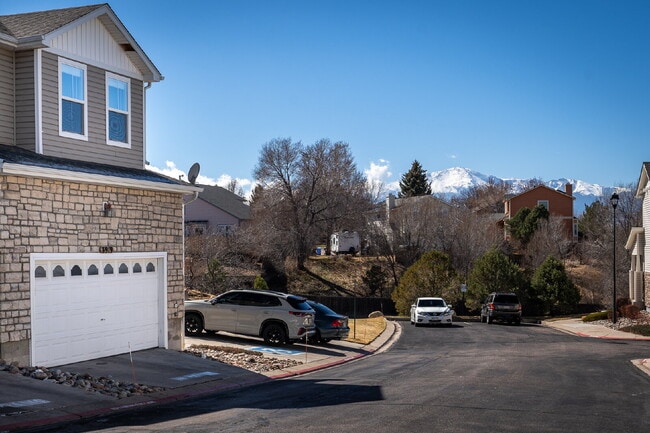 Building Photo - Beautiful 2 Bedroom End-Unit Townhouse in Montarbor Villas w/ Mountain Views