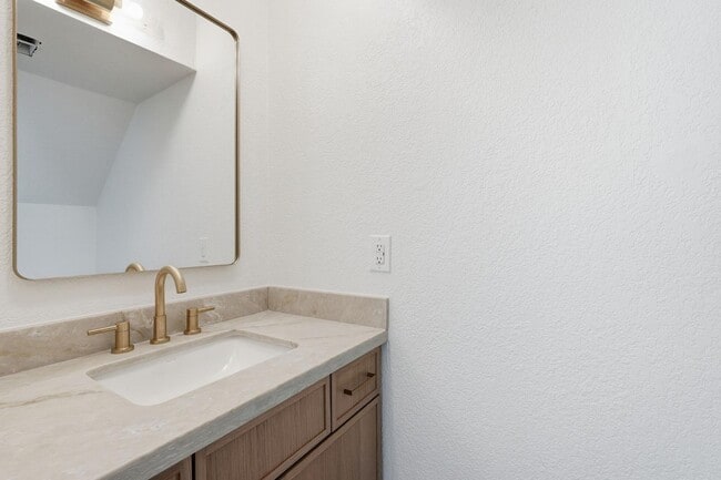 Building Photo - 122 S Hardy Dr