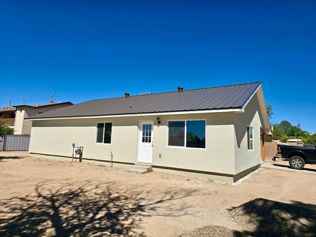 Building Photo - ***NEW*** 3-bedroom, 2-bath home in Albuquerque with all the modren finishes!