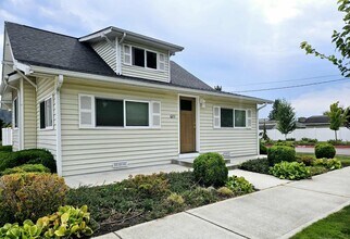 Building Photo - Charming house in desirable downtown Sumner