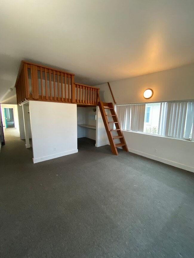 Building Photo - 6571 Del Playa Dr