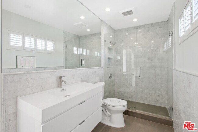 Building Photo - 339 N Oakhurst Dr