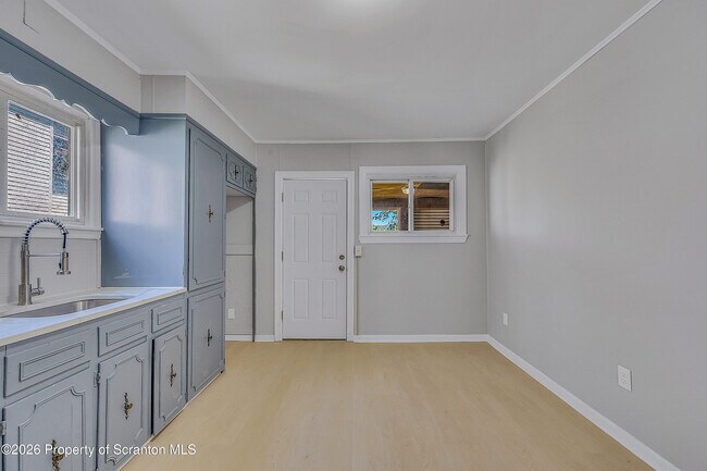 Building Photo - 958 Ridge Ave