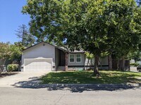 Building Photo - Nice 3 bedroom home, recently updated offe...