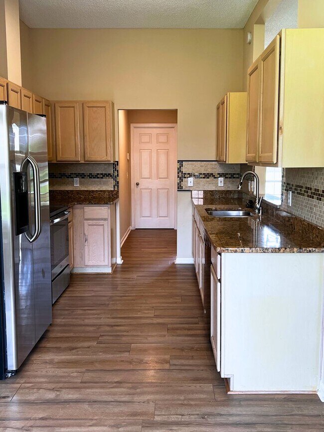 Building Photo - Charming 4/2 with fenced in yard